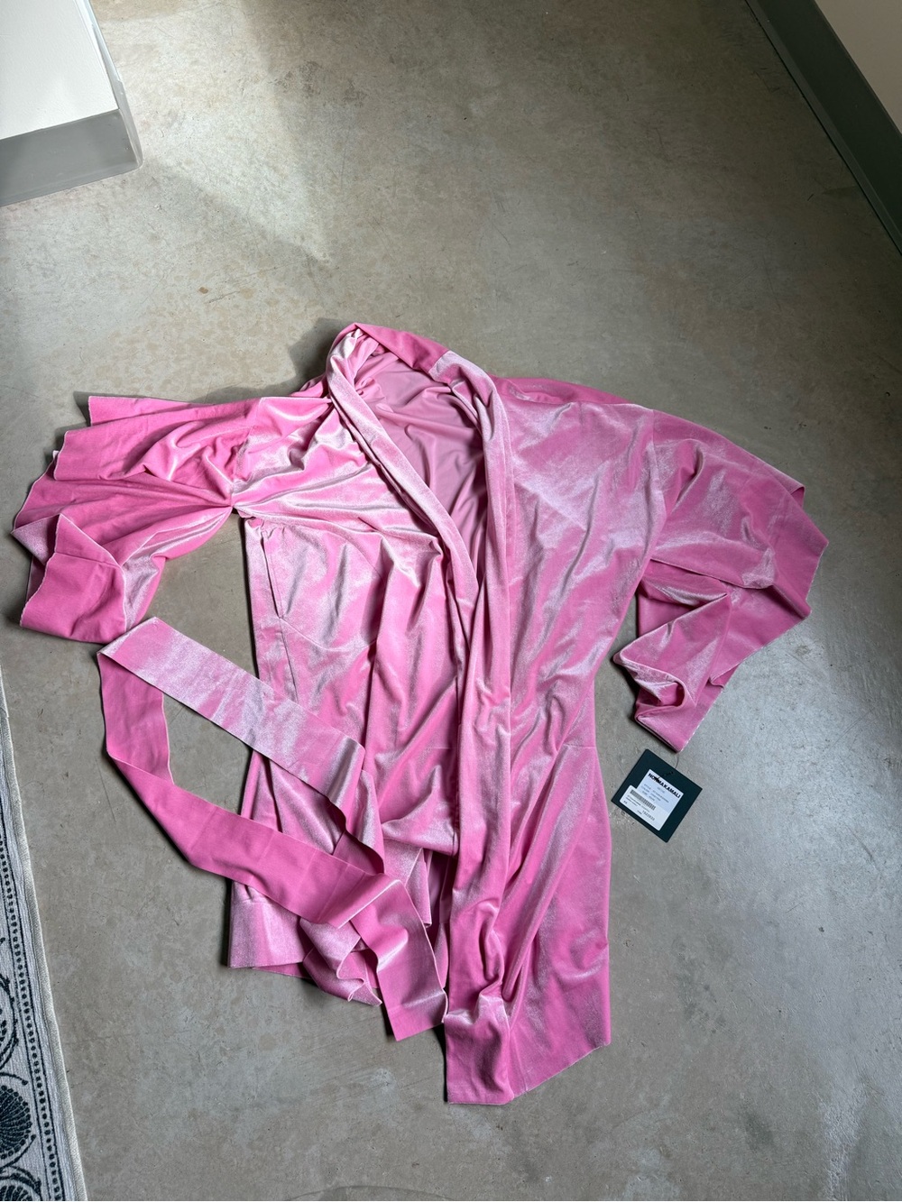 NWT Norma Kamali Pink Velvet Robe with Tie Belt